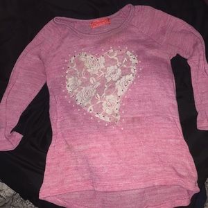 A elbow length shirt